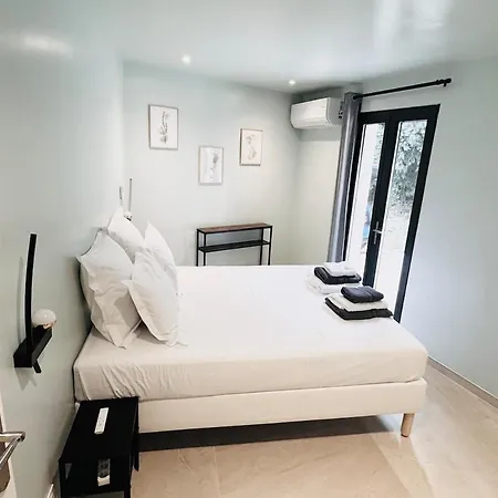 Holiday home 6 Pers - Grande Terrasse & Piscine Privee Saint-Maximin (Gard)