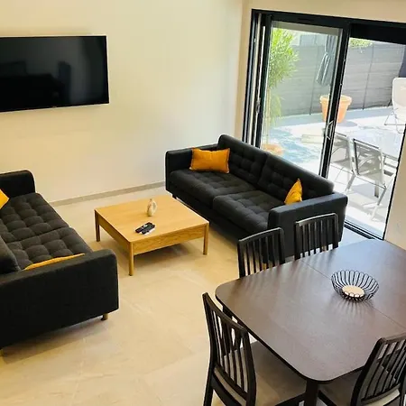 6 Pers - Grande Terrasse & Piscine Privee Holiday home